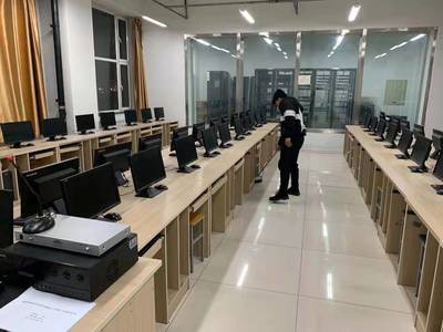 計算機(jī)學(xué)院學(xué)生黨員開展志愿服務(wù)活動，用專業(yè)技能服務(wù)師生